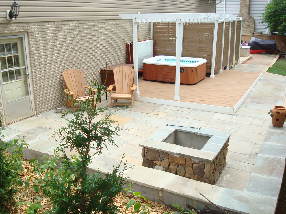 Foto de patio contemporáneo de tamaño medio en patio trasero con brasero y adoquines de piedra natural