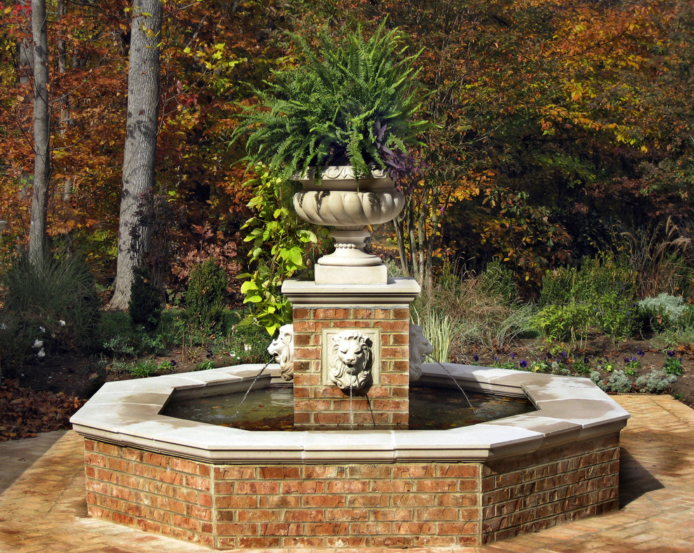 На фото: большой солнечный садовый фонтан на заднем дворе в классическом стиле с хорошей освещенностью и мощением клинкерной брусчаткой с