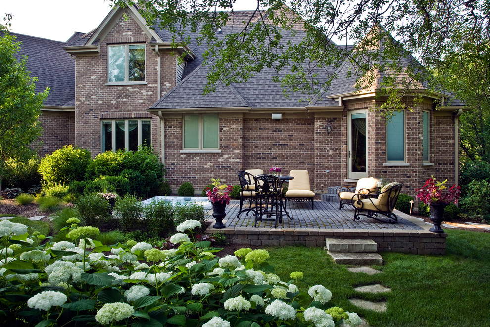 Idee per un giardino classico dietro casa con pavimentazioni in mattoni