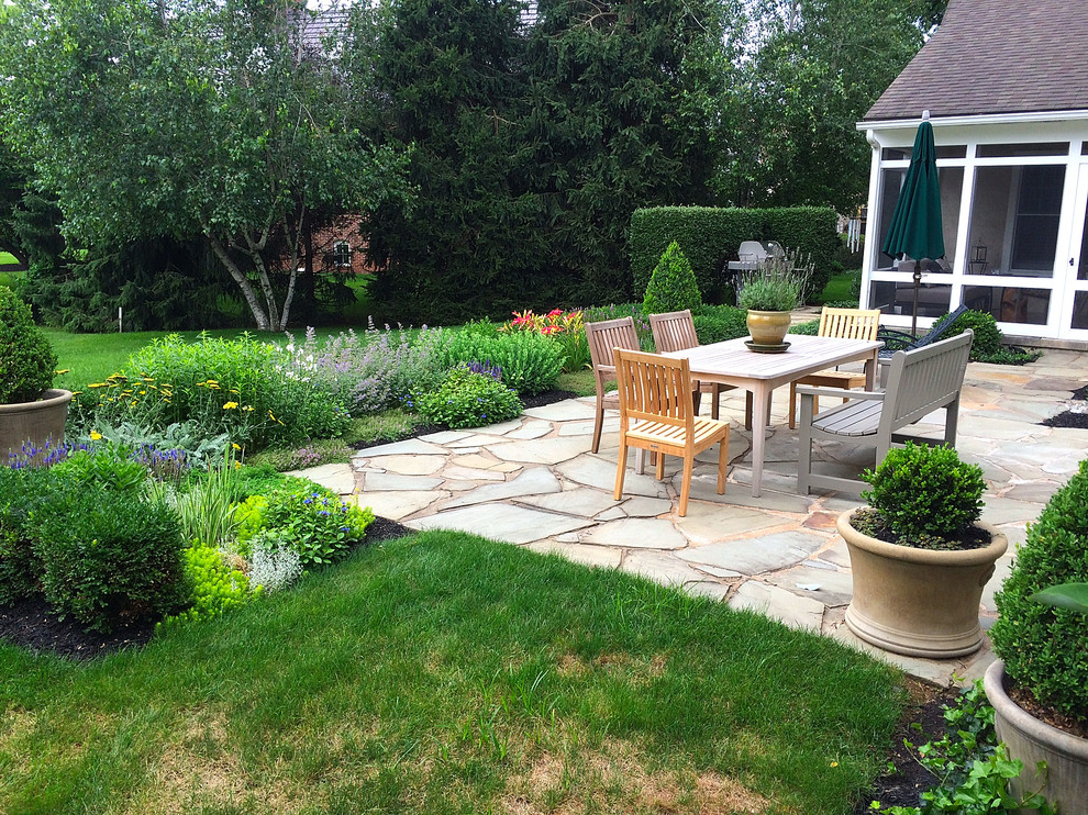 Esempio di un piccolo giardino classico esposto in pieno sole dietro casa con pavimentazioni in pietra naturale