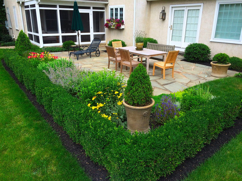 Immagine di un piccolo giardino chic esposto in pieno sole dietro casa con pavimentazioni in pietra naturale