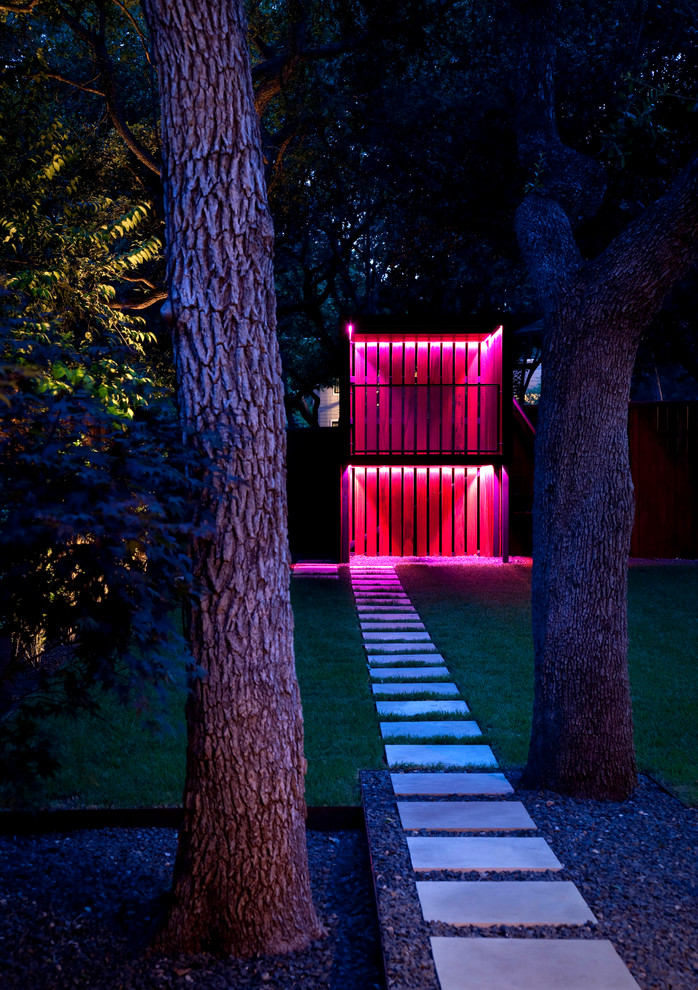 Immagine di un giardino contemporaneo di medie dimensioni e dietro casa con uno spazio giochi