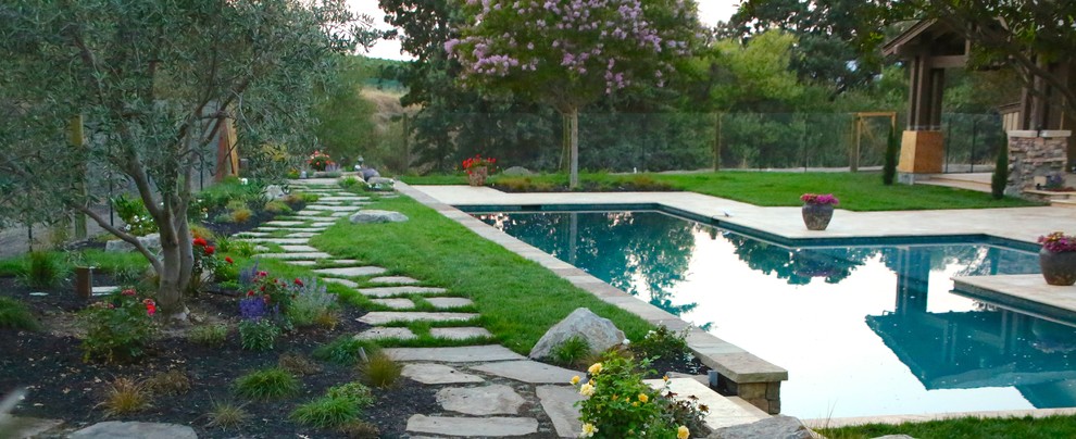 Ispirazione per un grande laghetto da giardino classico esposto in pieno sole dietro casa con pavimentazioni in cemento