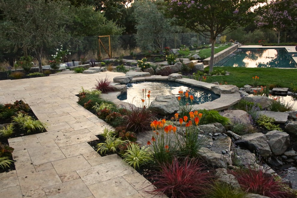 Inspiration pour un grand jardin arrière traditionnel avec un bassin, une exposition ensoleillée et des pavés en béton.