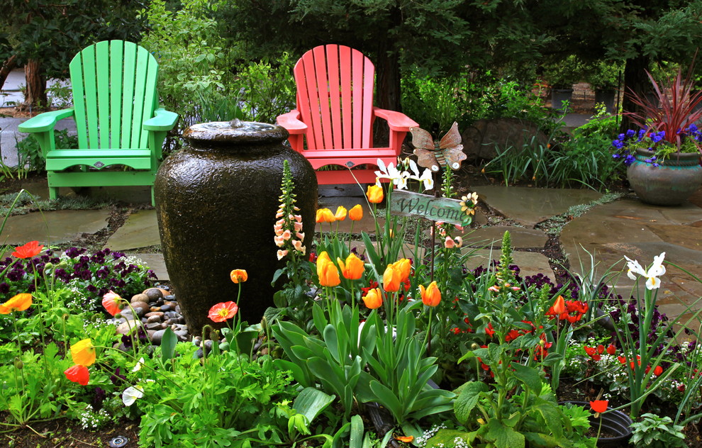 Источник вдохновения для домашнего уюта: солнечный регулярный сад среднего размера на заднем дворе в стиле рустика с садовой дорожкой или калиткой, хорошей освещенностью и покрытием из каменной брусчатки