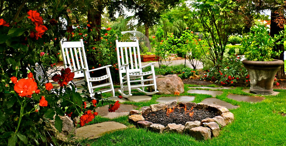 Пример оригинального дизайна: солнечный участок и сад среднего размера на заднем дворе в стиле рустика с местом для костра, хорошей освещенностью и покрытием из каменной брусчатки