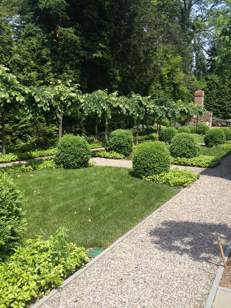 Идея дизайна: огромный тенистый, летний регулярный сад на внутреннем дворе в классическом стиле с покрытием из каменной брусчатки