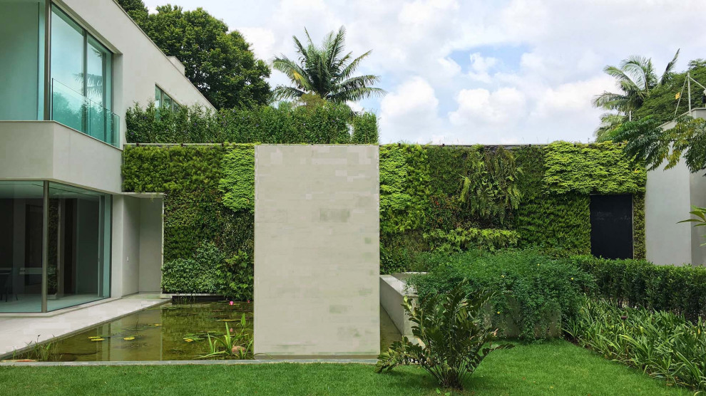 Ispirazione per un ampio giardino formale moderno esposto in pieno sole davanti casa con pedane