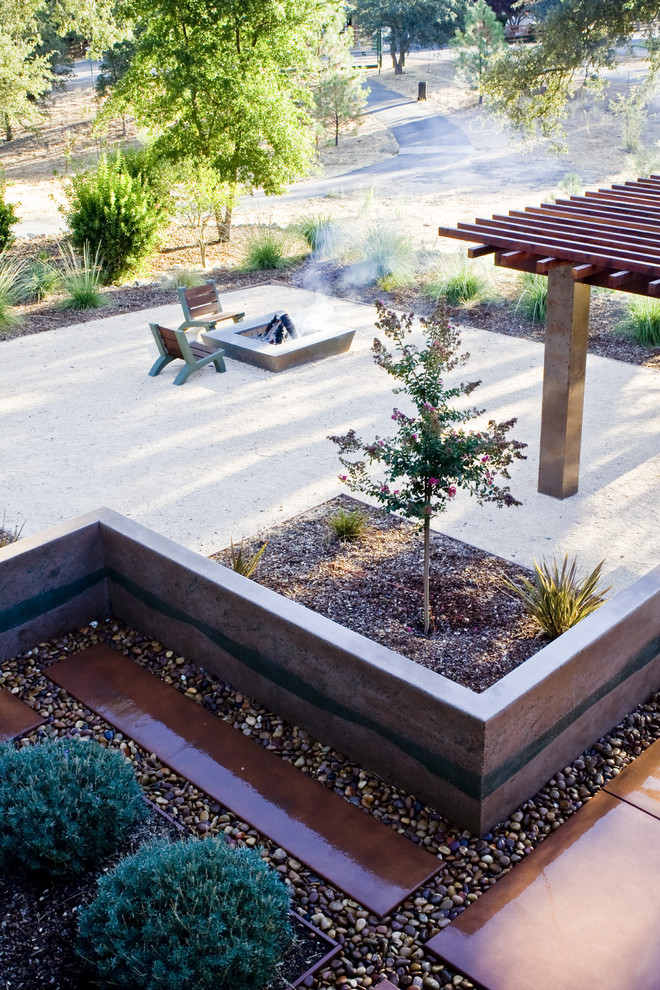 サンルイスオビスポにあるコンテンポラリースタイルのおしゃれな裏庭 (砂利舗装) の写真