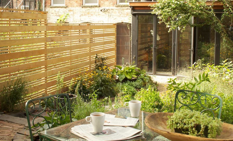 Imagen de camino de jardín minimalista pequeño en primavera en patio trasero con exposición reducida al sol y adoquines de ladrillo