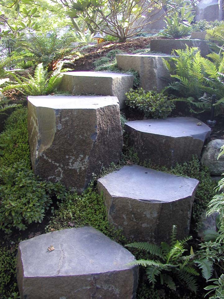 Geometrischer, Mittelgroßer, Halbschattiger Stilmix Gartenweg hinter dem Haus mit Natursteinplatten in San Francisco
