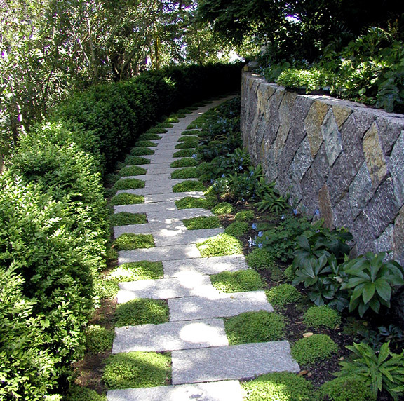Ejemplo de camino de jardín tradicional de tamaño medio en patio trasero con jardín francés, exposición parcial al sol y adoquines de piedra natural