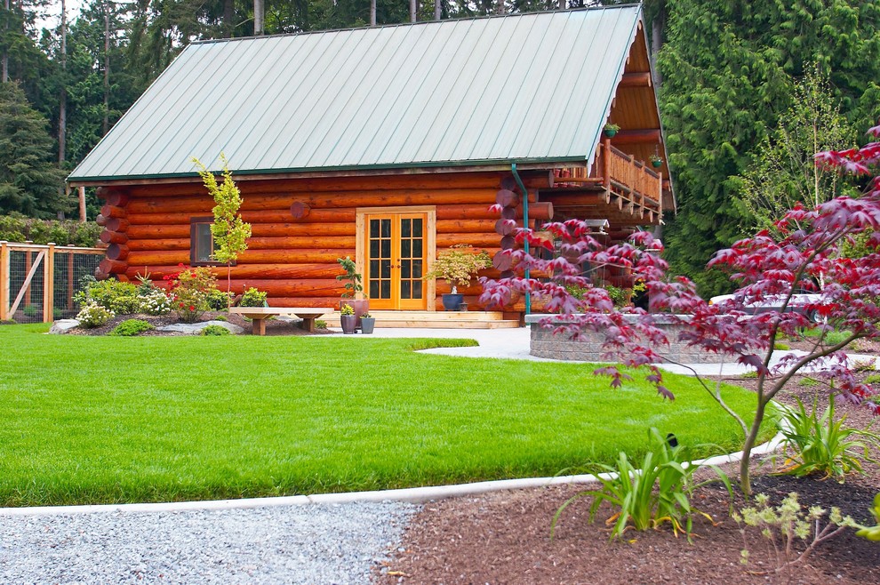 Mittelgroßer, Geometrischer, Halbschattiger Uriger Garten im Sommer, hinter dem Haus mit Betonboden und Rasenkanten in Seattle