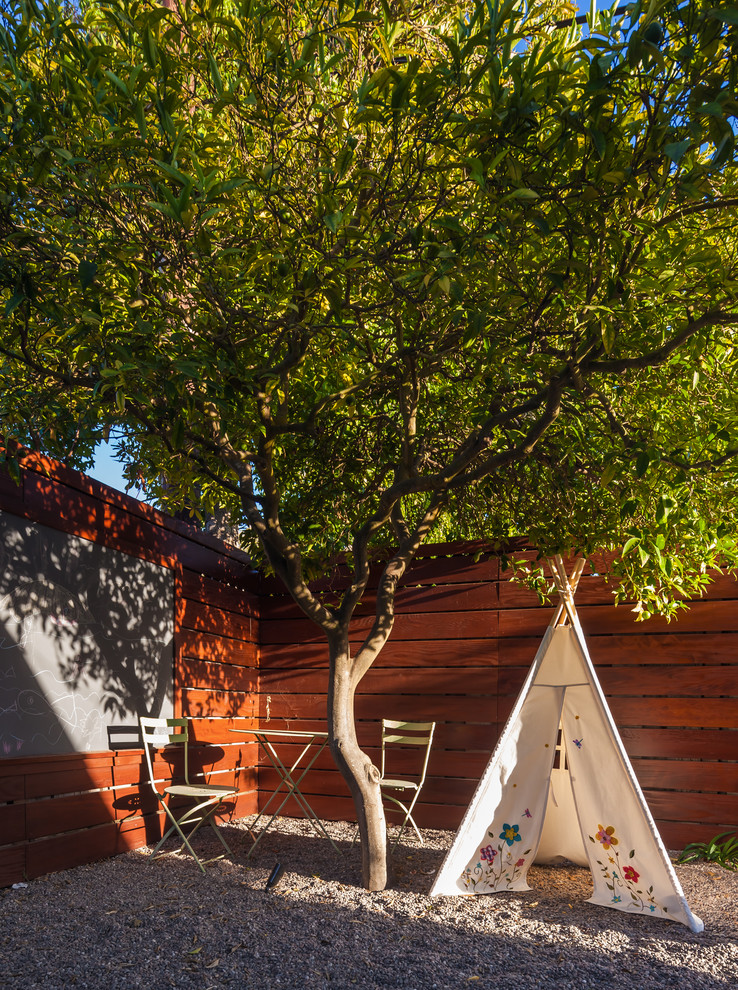 Пример оригинального дизайна: участок и сад на заднем дворе в современном стиле с покрытием из гравия