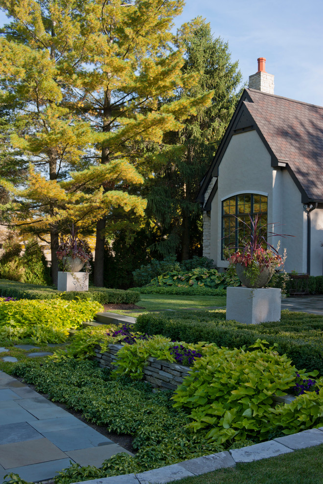 Esempio di un giardino chic di medie dimensioni e dietro casa con pavimentazioni in pietra naturale