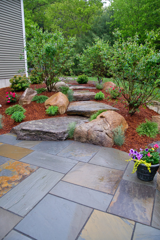 Пример оригинального дизайна: участок и сад среднего размера на заднем дворе в стиле рустика с покрытием из каменной брусчатки