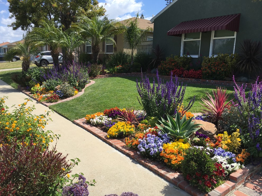 Mittelgroßer Garten im Sommer mit Auffahrt, direkter Sonneneinstrahlung und Pflastersteinen in Orange County