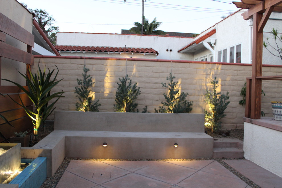Kleiner Mediterraner Garten hinter dem Haus mit direkter Sonneneinstrahlung in Los Angeles