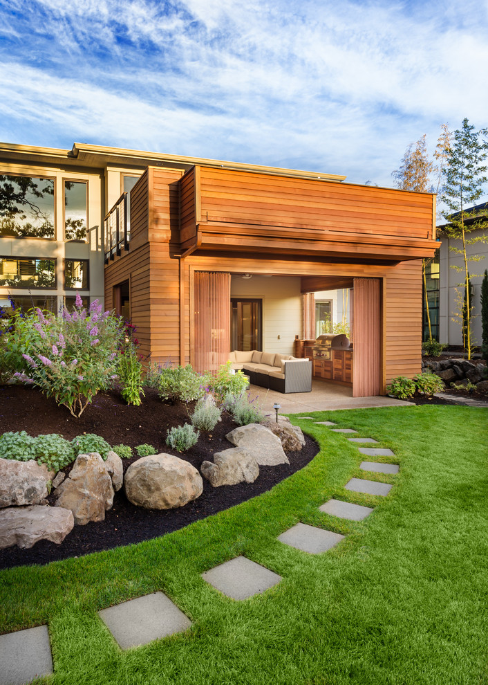 Источник вдохновения для домашнего уюта: регулярный сад на заднем дворе в современном стиле с садовой дорожкой или калиткой и мощением тротуарной плиткой
