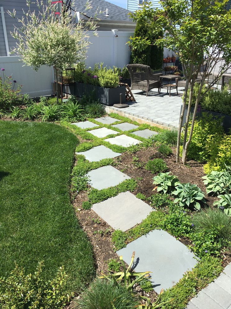 Geometrischer, Kleiner Maritimer Gartenweg im Sommer, hinter dem Haus mit direkter Sonneneinstrahlung und Natursteinplatten in New York