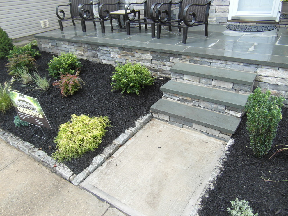 Inspiration for a small beach style front full sun garden for summer in New York with natural stone paving.