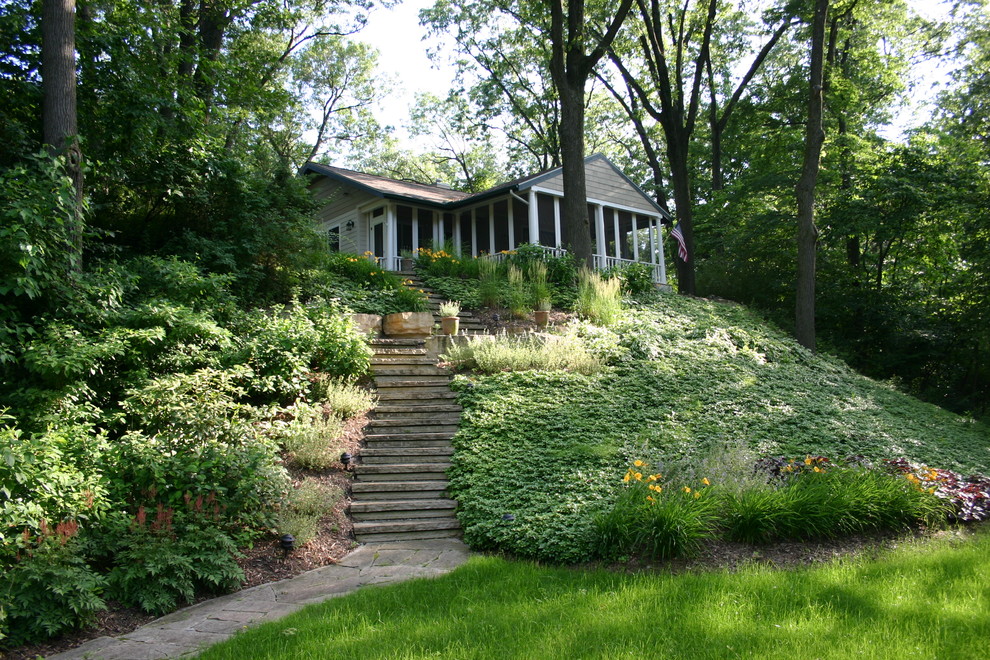 Пример оригинального дизайна: участок и сад на заднем дворе в современном стиле