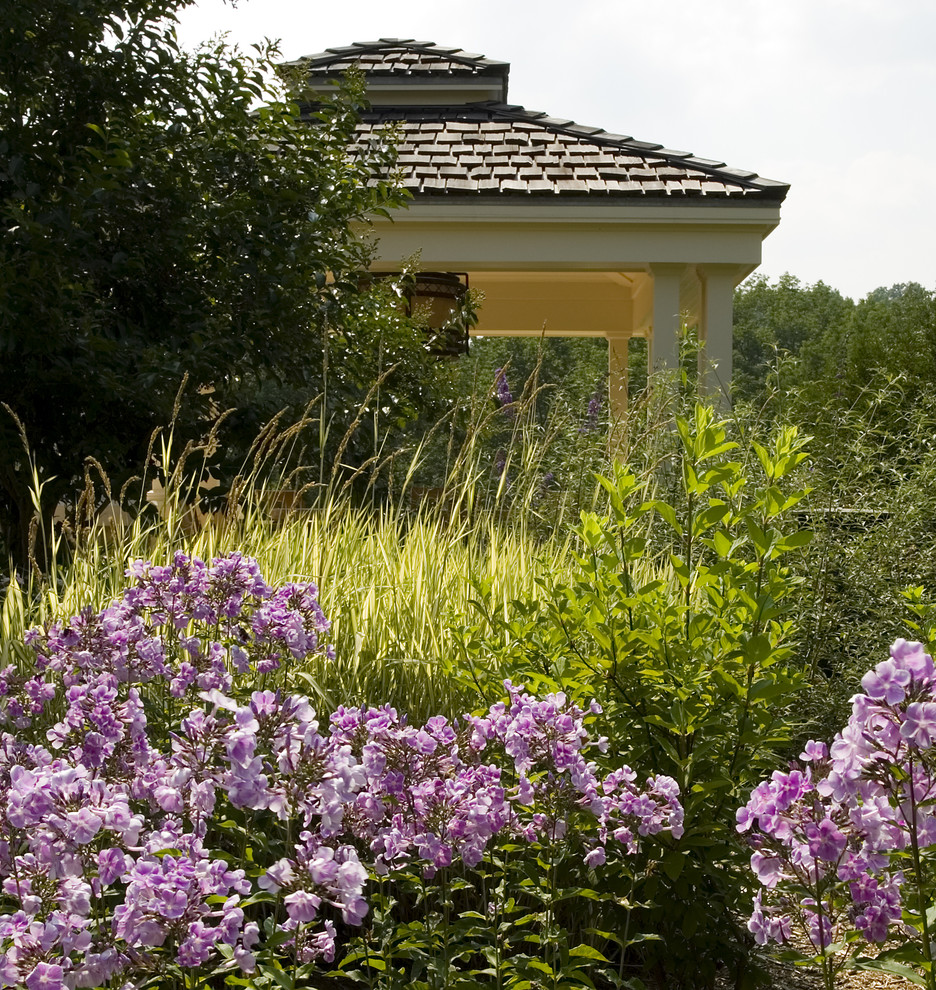 Immagine di un giardino mediterraneo dietro casa con gazebo