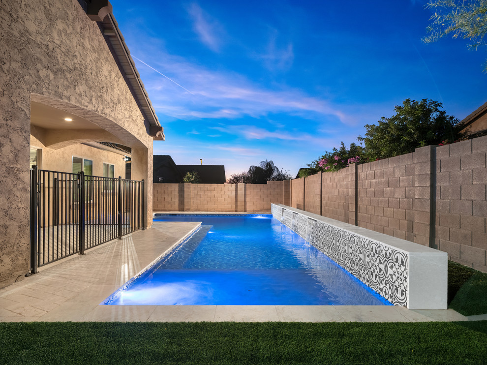 Großer Klassischer Pool hinter dem Haus mit Wasserspiel und Dielen in Phoenix