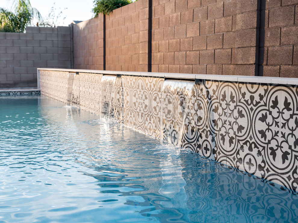 Ejemplo de piscina con fuente clásica renovada grande en patio trasero con entablado