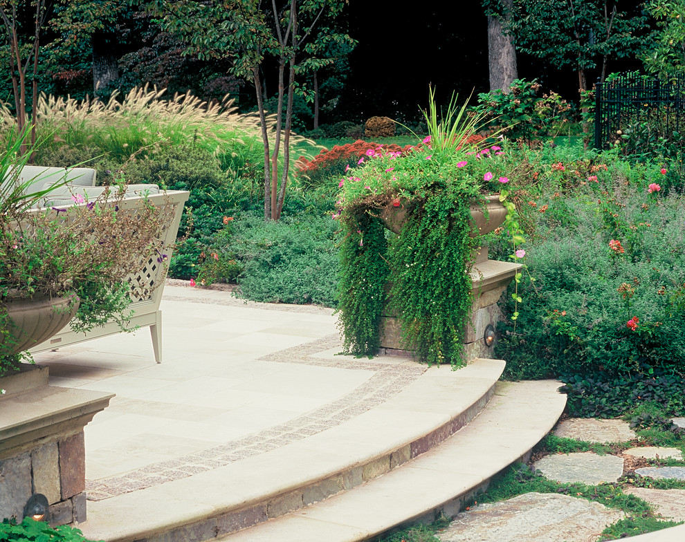 Diseño de jardín moderno en patio trasero con jardín de macetas y adoquines de piedra natural