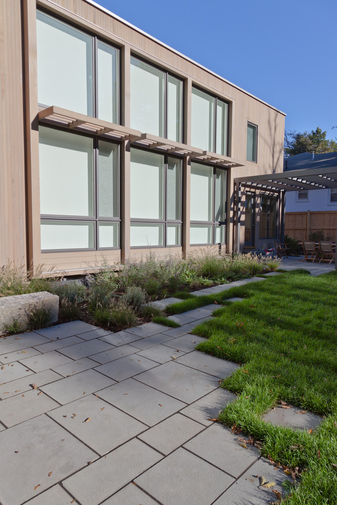 Свежая идея для дизайна: участок и сад на заднем дворе в современном стиле - отличное фото интерьера