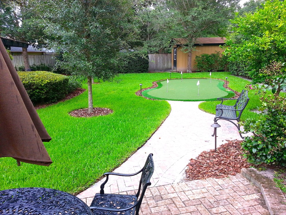 На фото: большая спортивная площадка на заднем дворе в современном стиле с садовой дорожкой или калиткой, полуденной тенью и мощением клинкерной брусчаткой
