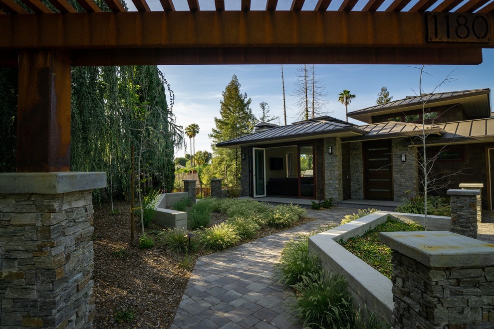 Foto di un giardino stile americano in ombra davanti casa con pavimentazioni in pietra naturale