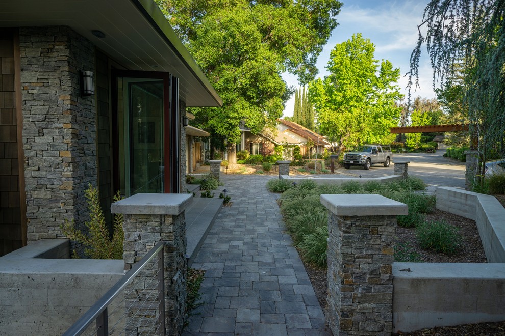Ispirazione per un giardino american style in ombra davanti casa con pavimentazioni in pietra naturale