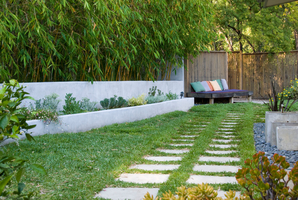Aménagement d'un jardin contemporain avec une pente, une colline ou un talus et un mur de soutènement.