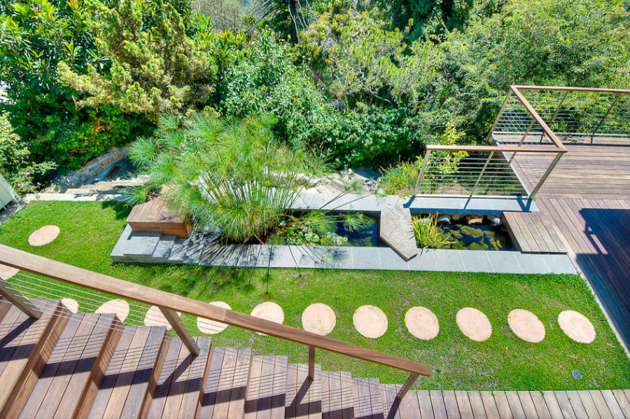 Mittelgroßer, Halbschattiger Moderner Gartenweg im Sommer, neben dem Haus mit Betonboden in Los Angeles