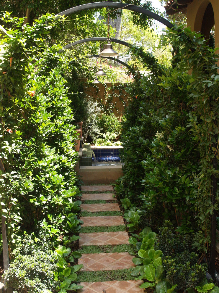 Idee per un grande giardino mediterraneo esposto in pieno sole dietro casa in primavera