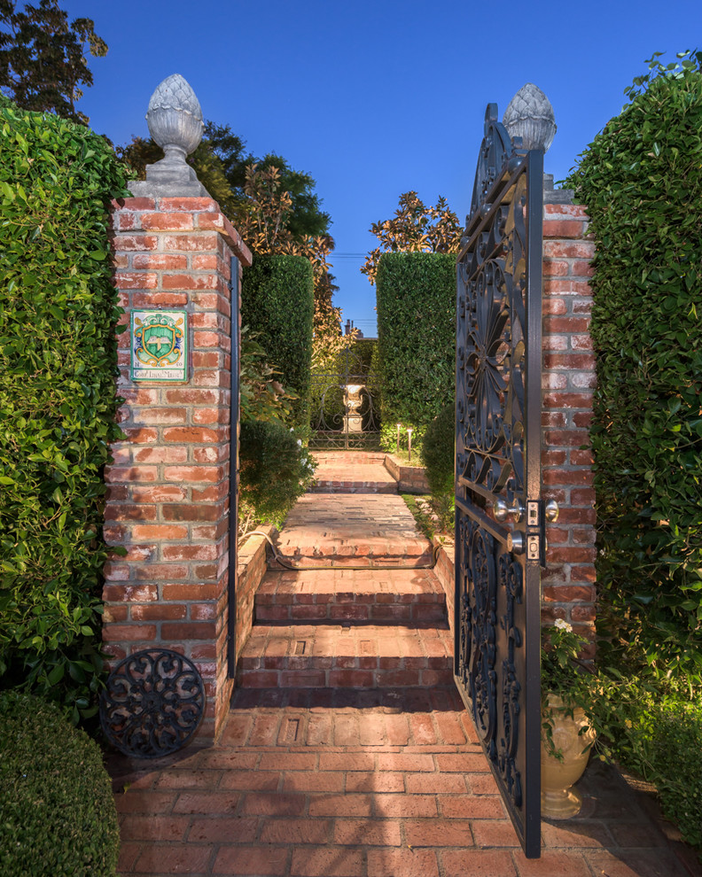 Immagine di un giardino formale vittoriano esposto in pieno sole di medie dimensioni e dietro casa con un ingresso o sentiero e pavimentazioni in mattoni