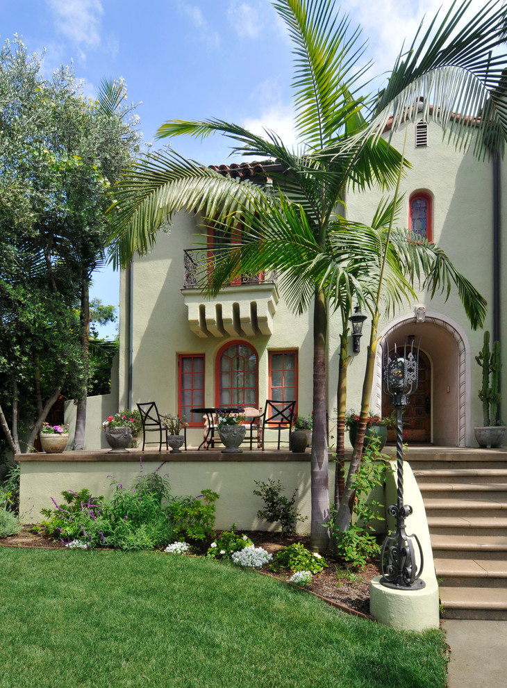 This is an example of a large traditional landscaping in Los Angeles.