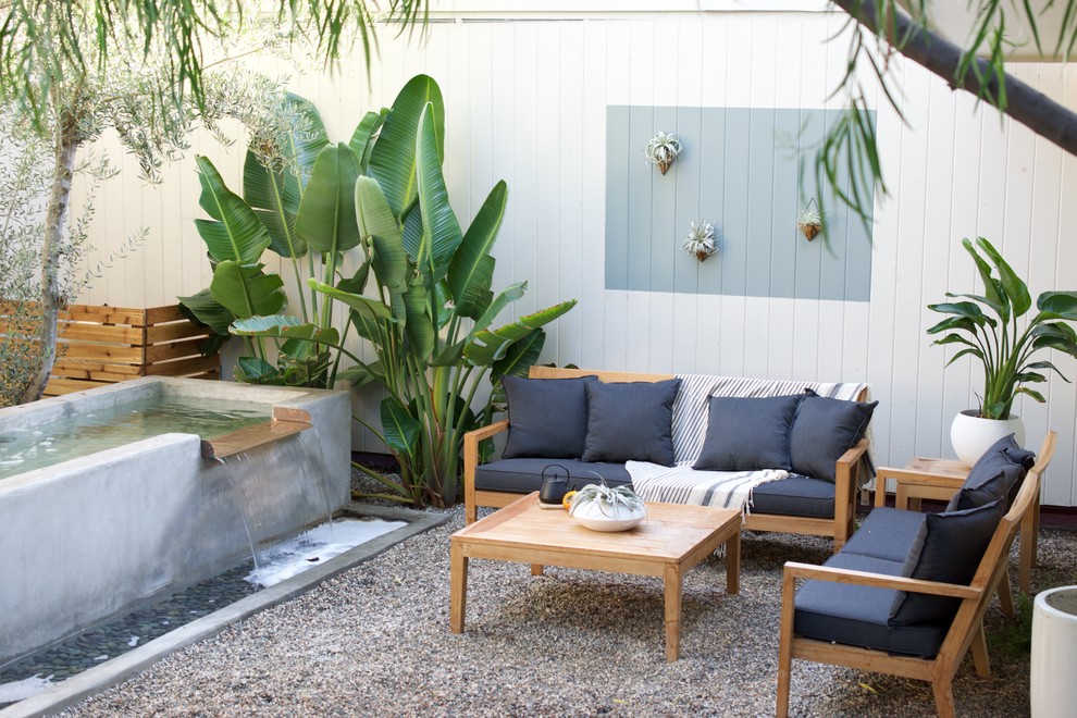 Kleiner Moderner Kiesgarten hinter dem Haus mit Wasserspiel und direkter Sonneneinstrahlung in Los Angeles