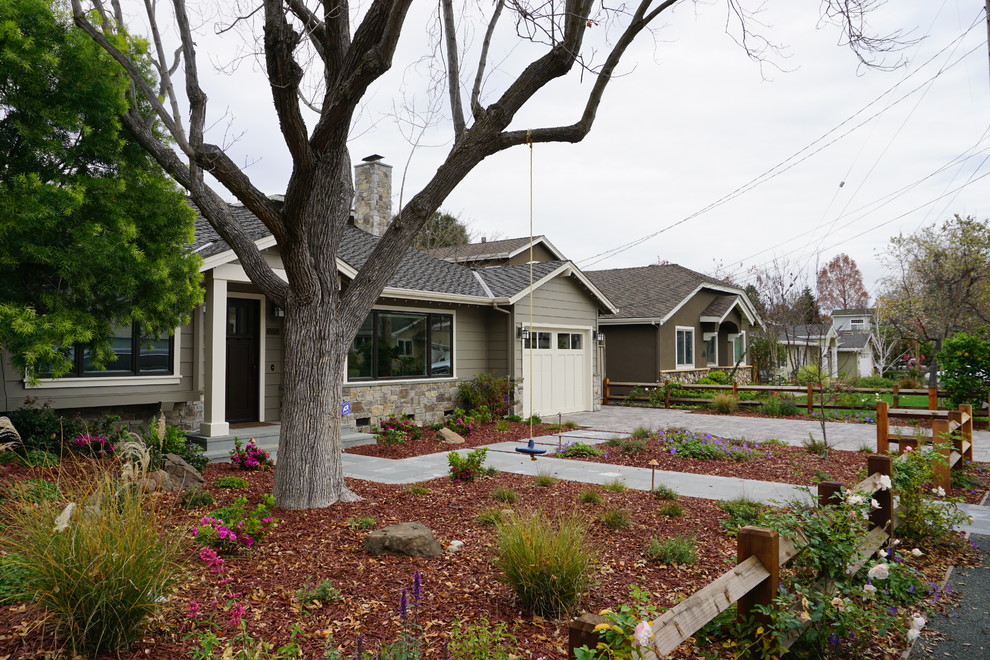 Photo of a medium sized classic front xeriscape partial sun garden in San Francisco with mulch.