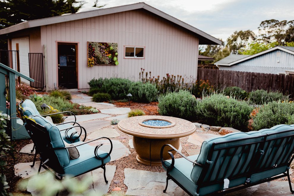 Mittelgroßer Mediterraner Gartenweg hinter dem Haus mit direkter Sonneneinstrahlung und Natursteinplatten in San Luis Obispo
