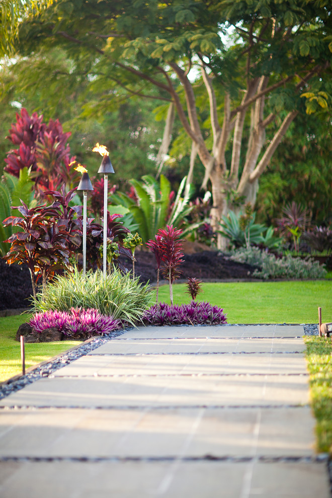ハワイにあるトロピカルスタイルのおしゃれな庭 (庭への小道) の写真