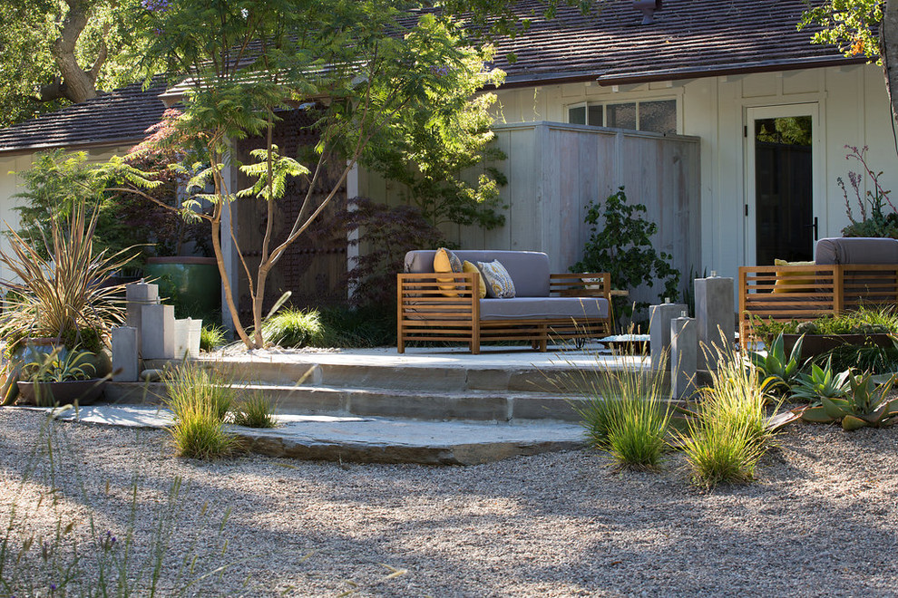 Geräumiger, Halbschattiger Landhausstil Garten hinter dem Haus mit Betonboden und Feuerstelle in Santa Barbara
