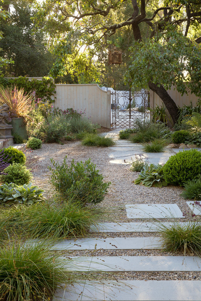 Imagen de camino de jardín de estilo de casa de campo extra grande en patio delantero con jardín francés, exposición parcial al sol y gravilla