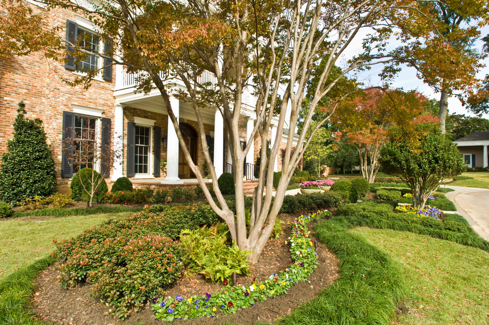 Inspiration for a traditional landscaping in Nashville.