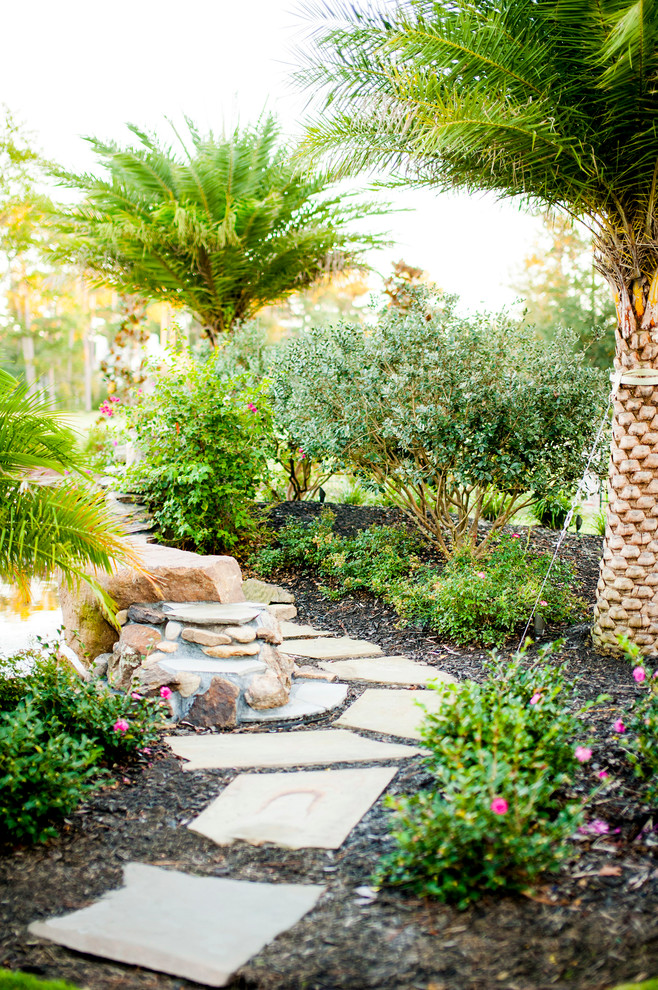 Cette image montre un aménagement d'entrée ou allée de jardin traditionnel avec une exposition ombragée et des pavés en pierre naturelle.