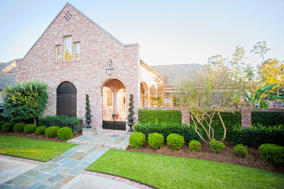 Traditional front garden in New Orleans with natural stone paving.