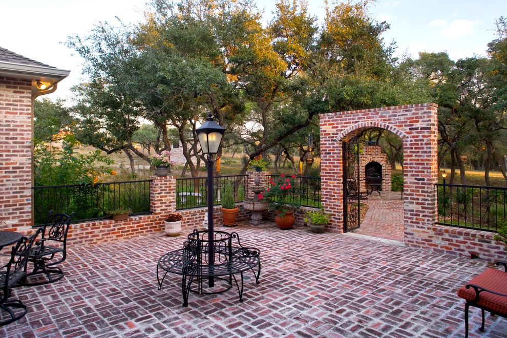 This is an example of a traditional courtyard landscaping in Austin.