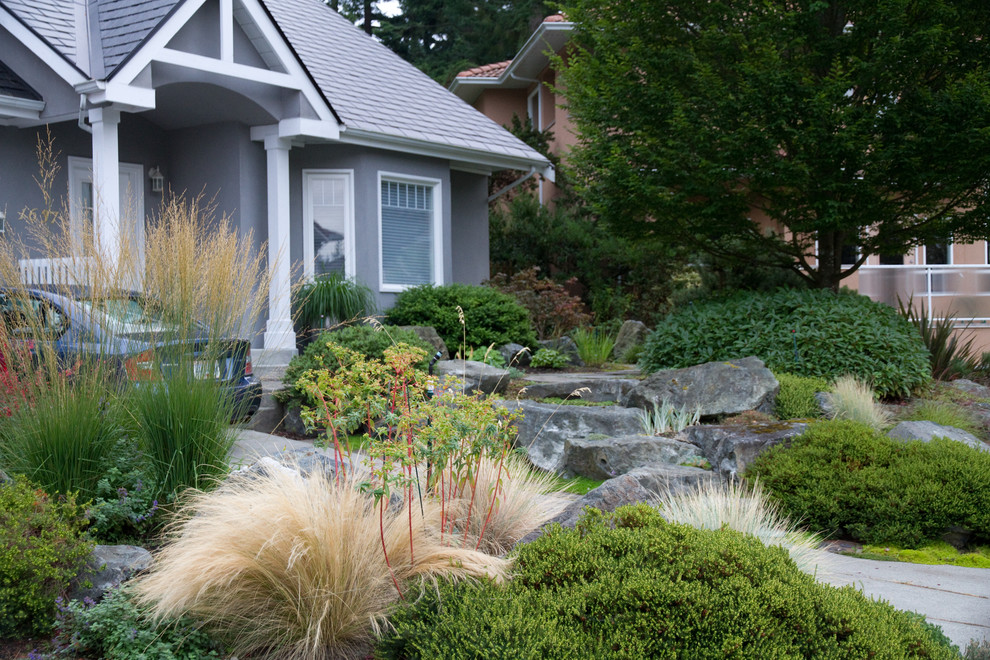 Пример оригинального дизайна: солнечный, летний участок и сад среднего размера на склоне в современном стиле с подпорной стенкой, хорошей освещенностью и покрытием из каменной брусчатки